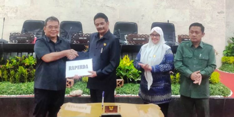 Rapat paripurna persetujuan Raperda APBD 2022 (Oktavia Yogi Pratama)