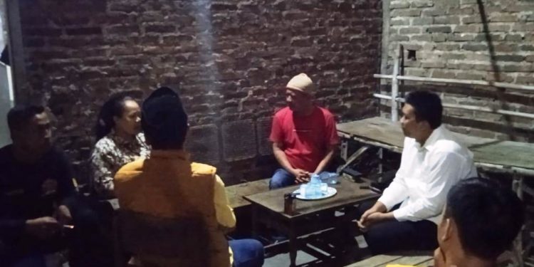 Tim relawan kesehatan saat menemui warga terdampak (istimewa)