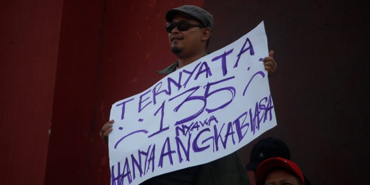 Aksi empati dilakukan suporter Persikmania (Nanang Priyo Basuki)