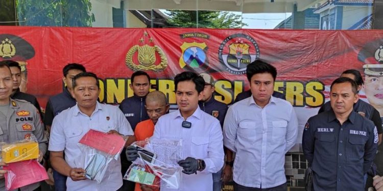 Kasat Reskrim AKP Rizkika Atmadha Putra saat jumpa pers di Mapolres Kediri (Wildan Wahid Hasyim)