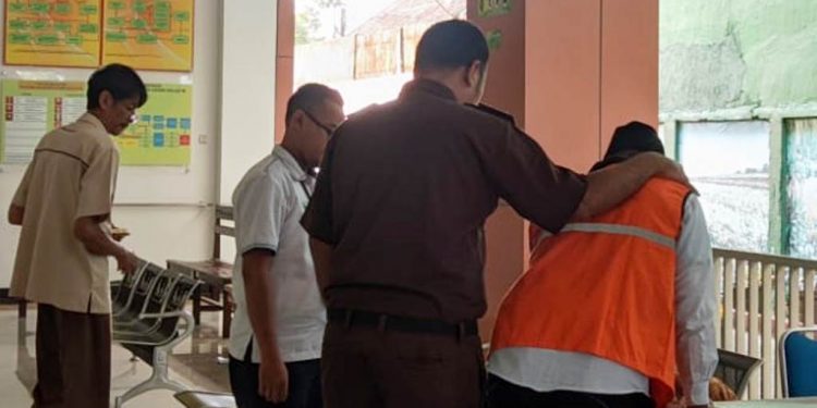 Terdakwa AS menemui keluarganya sebelum sidang dimulai (Kintan Kinari Astuti)