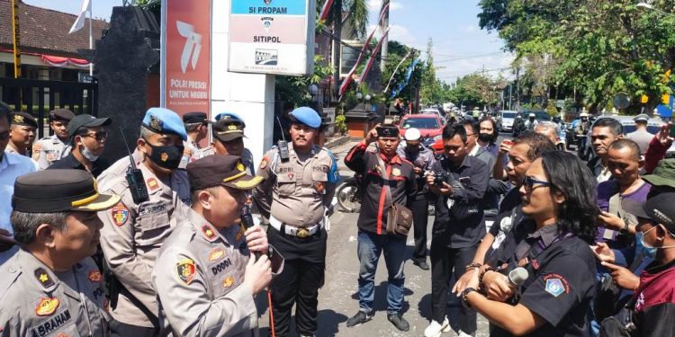 LSM Gerak saat aksi di Mapolres Kediri Kota (Sigit Cahya Setyawan)