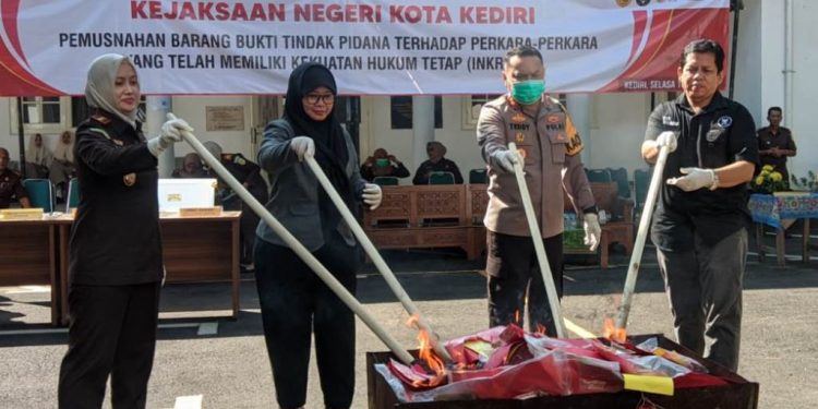 Pemusnahan barang bukti tindak pidana di halaman Kejari Kota Kediri (Kintan Kinari Astuti)