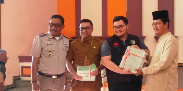 Mas Dhito saat serahkan sertifikat di Balai Desa Kalirong (Oktavian Yogi Pratama)