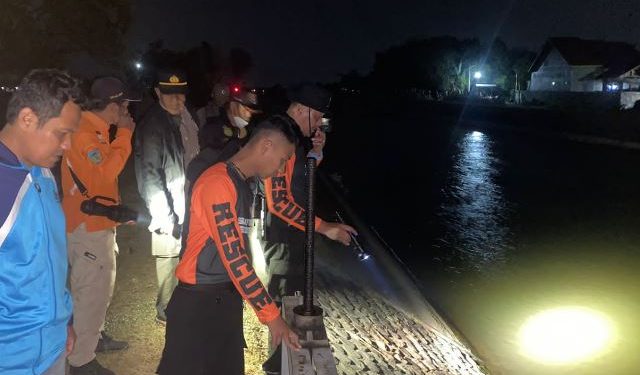 AKP Agus Sudarjanto, Kasat Samapta Polres Kediri menggerahkan anggotanya melakukan pencarian (humas)