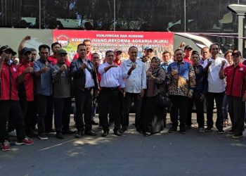 Rombongan KJRA dan perwakilan Pokmas sebelum bertolak ke Jakarta (Wildan Wahid Hasyim)
