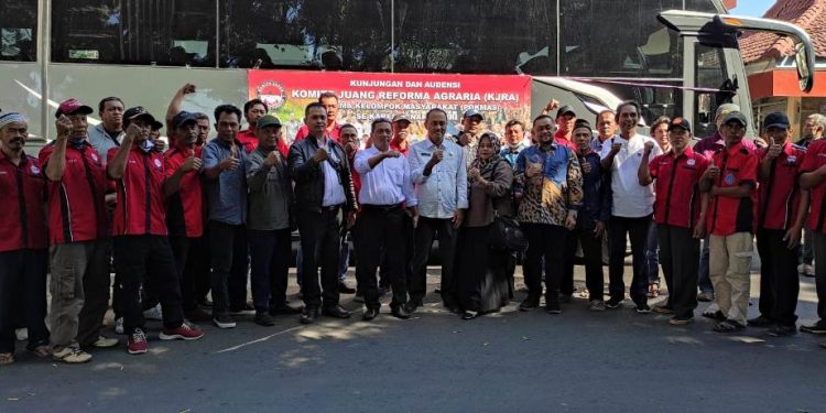 Rombongan KJRA dan perwakilan Pokmas sebelum bertolak ke Jakarta (Wildan Wahid Hasyim)