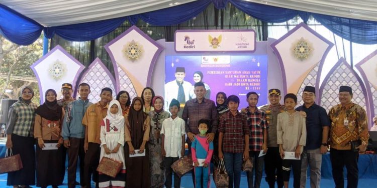 Perwakilan anak yatim menerima santunan di Balai Kota Kediri (Kintan Kinari Astuti)