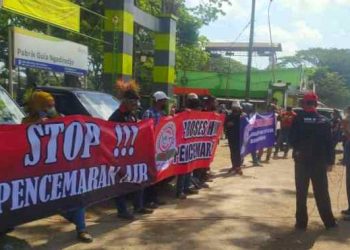 Massa LSM Gerak Indonesia saat aksi di depan PG Ngadirejo (istimewa)