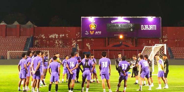 Persik latihan malam (Sigit Cahya Setyawan)