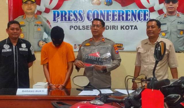 Kapolsek Kediri Kota Kompol Ridwan Sahara saat jumpa pers (Oktavian Yogi Pratama)