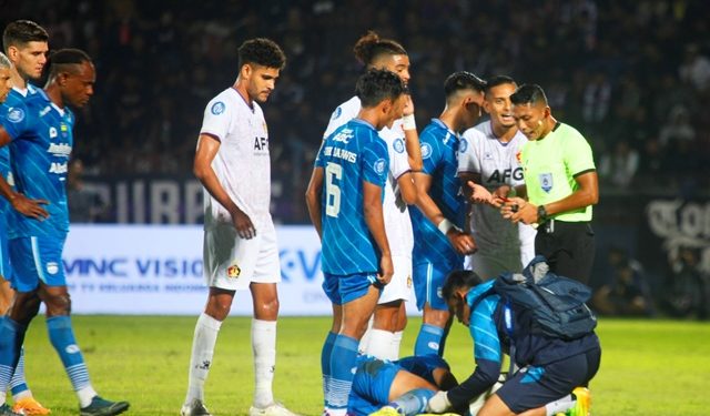 Renan Silva saat diganjar kartu merah (Nanang Priyo Basuki)