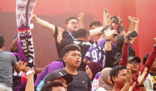 Dewan Pembina Persik, Mas Dhito rayakan gol bersama Persikmania (Nanang Priyo Basuki)