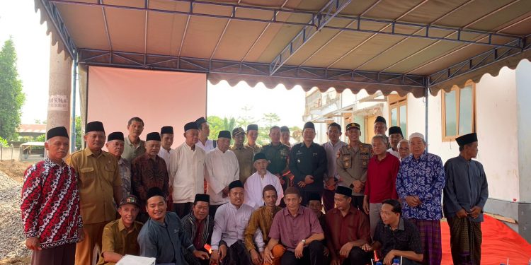 Proses peletakan batu pertama pengembangan Masjid Al Hikmah (istimewa)