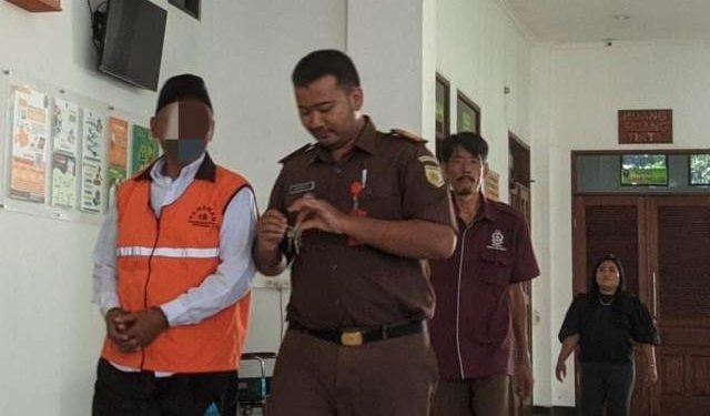 Terdakwa AS saat memasuki ruang sidang Pengadilan Negeri Kota Kediri (Kintan Kinari Astuti)