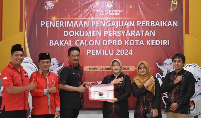 Ketua DPC PDI Perjuangan, Gus Sunoto melakukan perbaikan data di KPU (istimewa)
