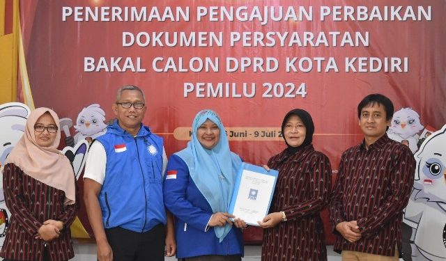 Firdaus mewakili DPD PAN Kota Kediri serahkan dokumen perbaikan