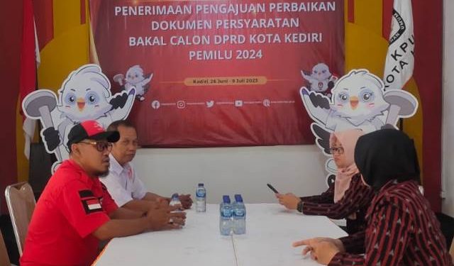 Perwakilan DPC PSI Kota Kediri saat datang ke KPU