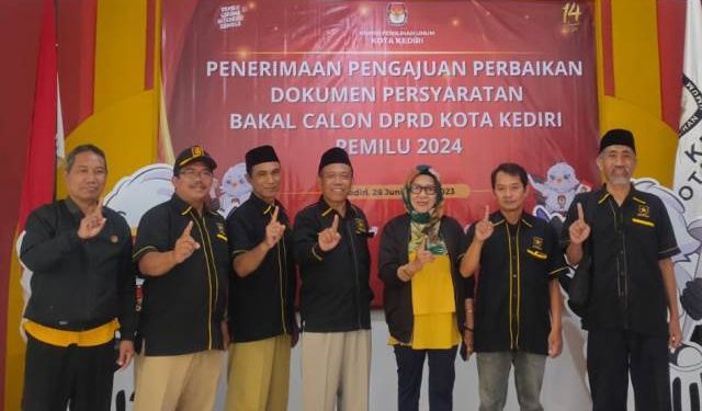 Ketua DPC Partai Ummat, Suprapto didampingi perwakilan pengurus