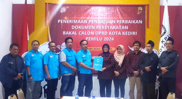 Pengurus DPC Partai Gelora Kota Kediri saat di KPU