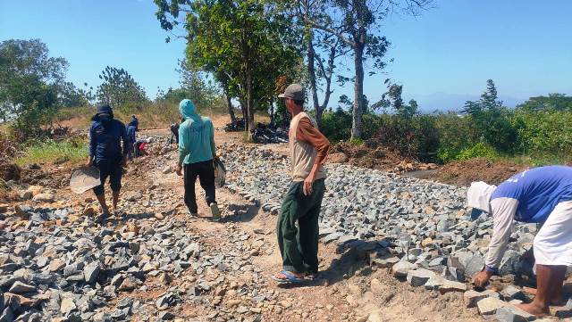 Para warga setempat turut bekerja membuat jalan penghubung (Oktavian Yogi Pratama)