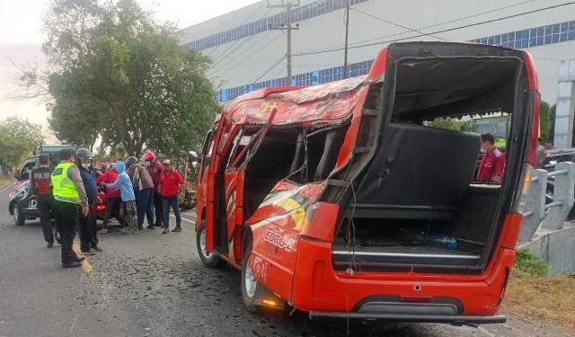 Saat korban dievakuasi dari lokasi kejadian (istimewa)