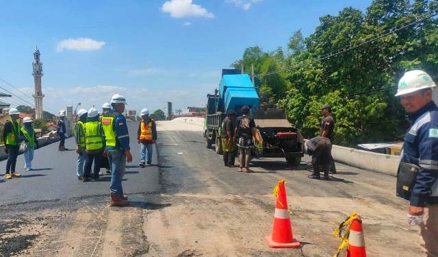 Proses pengaspalan di atas Jembatan Bandarngalim (Oktavian Yogi Pratama)