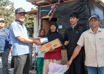 Ketua DPD Partai NasDem, Lutfi Mahmudiono saat menyerahkan bantuan (Kintan Kinari Astuti)