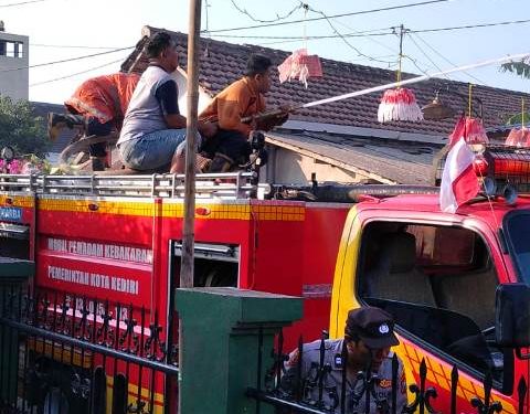 Ashari turut membantu pemadaman di atas mobil PMK (istimewa)