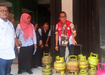 Tim gabungan saat sidak di rumah makan Bebek Ijo (Kintan Kinari Astuti)