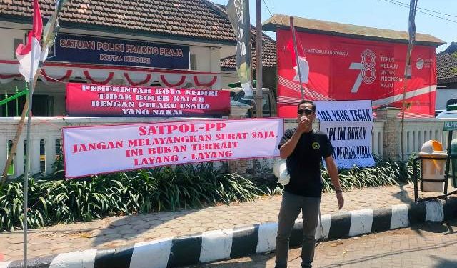 Saat demo di depan Mako Satpol PP Kota Kediri (Oktavian Yogi Pratama)
