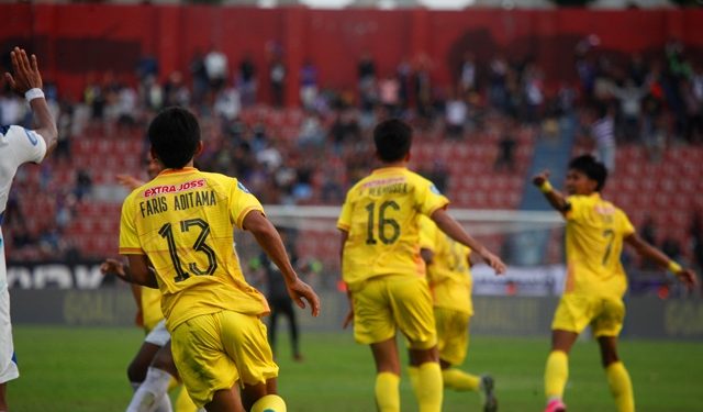 Sempat dianggap gol lemparan Yusuf Meilana (Nanang Priyo Basuki)