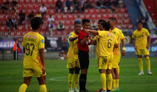 Beberapakali pemain Persik mengajukan protes saat menjamu PSIS (Nanang Priyo Basuki)