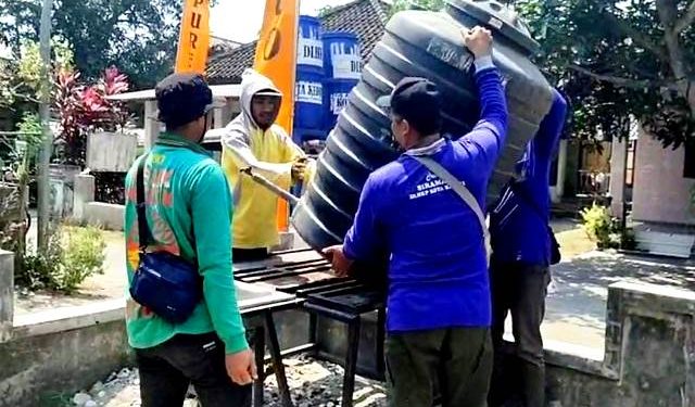 Tim DLHKP melakukan pemasangan tandon air bersih untuk disalurkan ke warga terdampak (Sigit Cahya Setiawan)