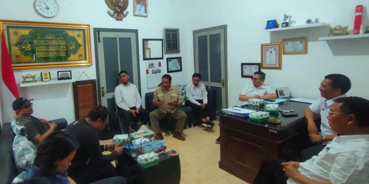 Perwakilan LSM SPBI saat ditemui perwakilan OPD di Mako Satpol PP Kota Kediri (Oktavian Yogi Pratama)