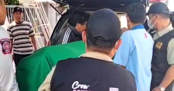 Tim ambulance jenasah gratis saat menurunkan jenasah (Nanang Priyo Basuki)