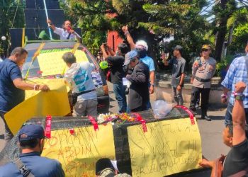 Massa saat berorasi di depan Kantor Cabang Dinas Pendidikan Propinsi Jawa Timur di Kediri (Oktavian Yogi Pratama)