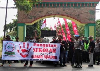 Aksi LSM Gerak Indonesia di depan Kantor Dinas Pendidikan (Wildan Wahid Hasyim)