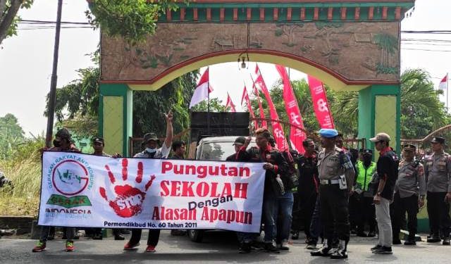 Aksi LSM Gerak Indonesia di depan Kantor Dinas Pendidikan (Wildan Wahid Hasyim)