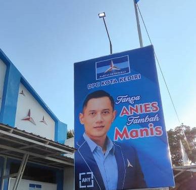 Pemasangan spanduk baru di halaman DPC Partai Demokrat Kota Kediri (Nanang Priyo Basuki)