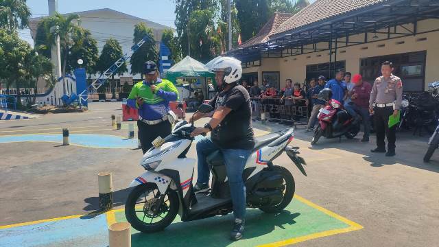 Gandeng Komunitas Otomotif dan Jurnalis di Kediri, Satlantas Sosialisasikan Operasi Zebra 2023
