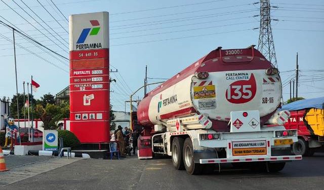 Truk Pertamina dihadang warga saat hendak mengisi BBM (Nanang Priyo Basuki)