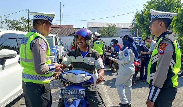 Suasana Operasi Patuh Semeru di Terminal Pare (Wildan Wahid Hasyim)