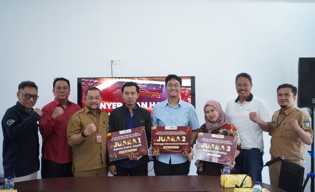 Pemenang Sayembara Nama Stadion Terima Hadiah Bupati Kediri
