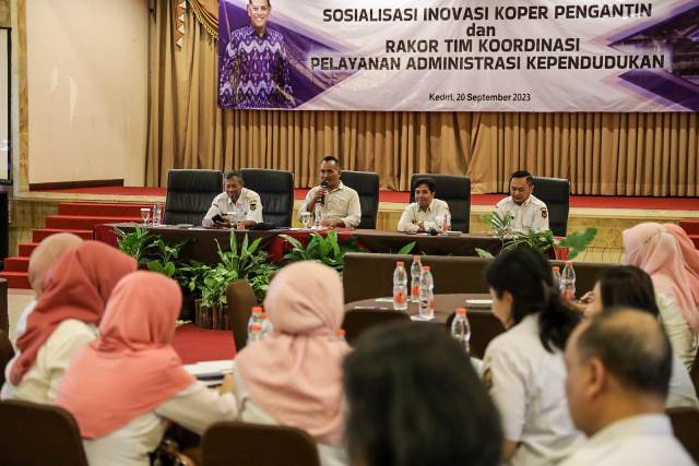 Dispendukcapil Kota Kediri Sosialisasikan Inovasi Koper Pengantin dan IKD Dispendukcapil Kota Kediri Sosialisasikan Inovasi Koper Pengantin dan IKD