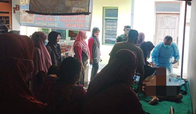Petugas medis saat melakukan pemeriksaan terhadap jenasah Arif Budiman (humas)