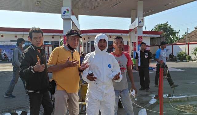 Perwakilan warga didampingi pihak kelurahan menyaksikan hydro test (Wildan Wahid Hasyim)