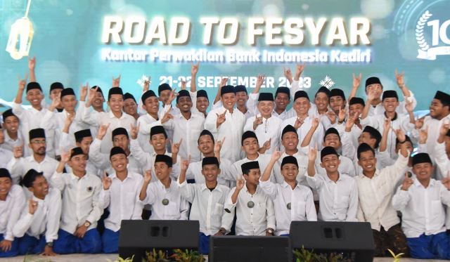 FESyar 2023, Wali Kota Kediri Resmikan Zona Kuliner Halal, Aman, dan Sehat (KHAS) FESyar 2023, Wali Kota Kediri Resmikan Zona Kuliner Halal, Aman, dan Sehat (KHAS)