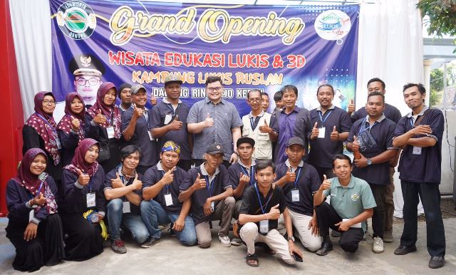 Mas Dhito Resmikan Destinasi Wisata Kampung Lukis Ruslan di Desa Dawung Ringinrejo