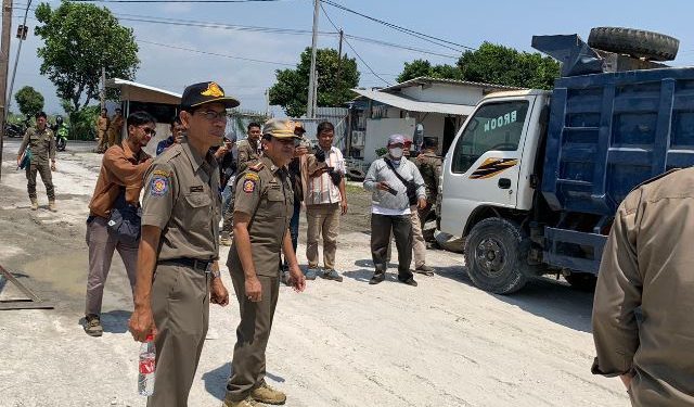 Satpol PP Kabupaten Kediri saat meninjau lokasi Terate Jaya Mix (istimewa)